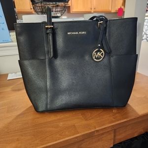 Michael kors black leather pocketbook